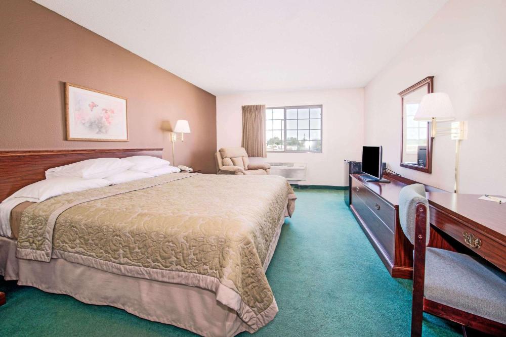 King Room - Non-Smoking interior
